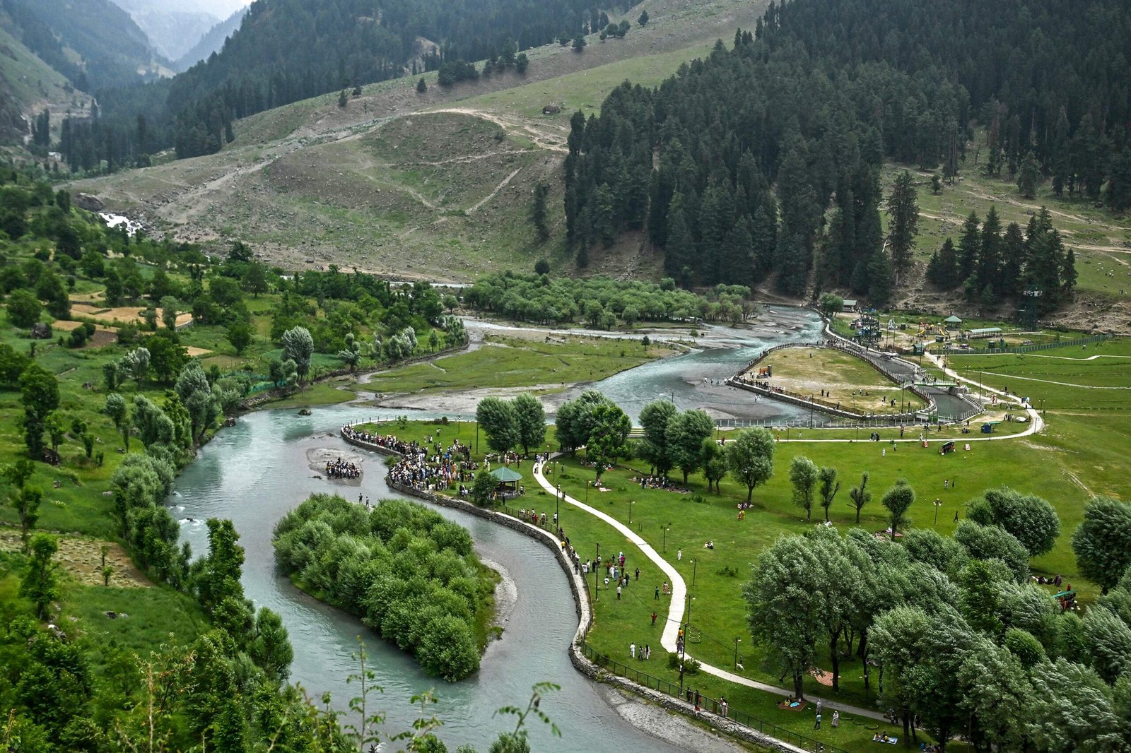 पाहलगाम में बीताब घाटी में पर्यटक।