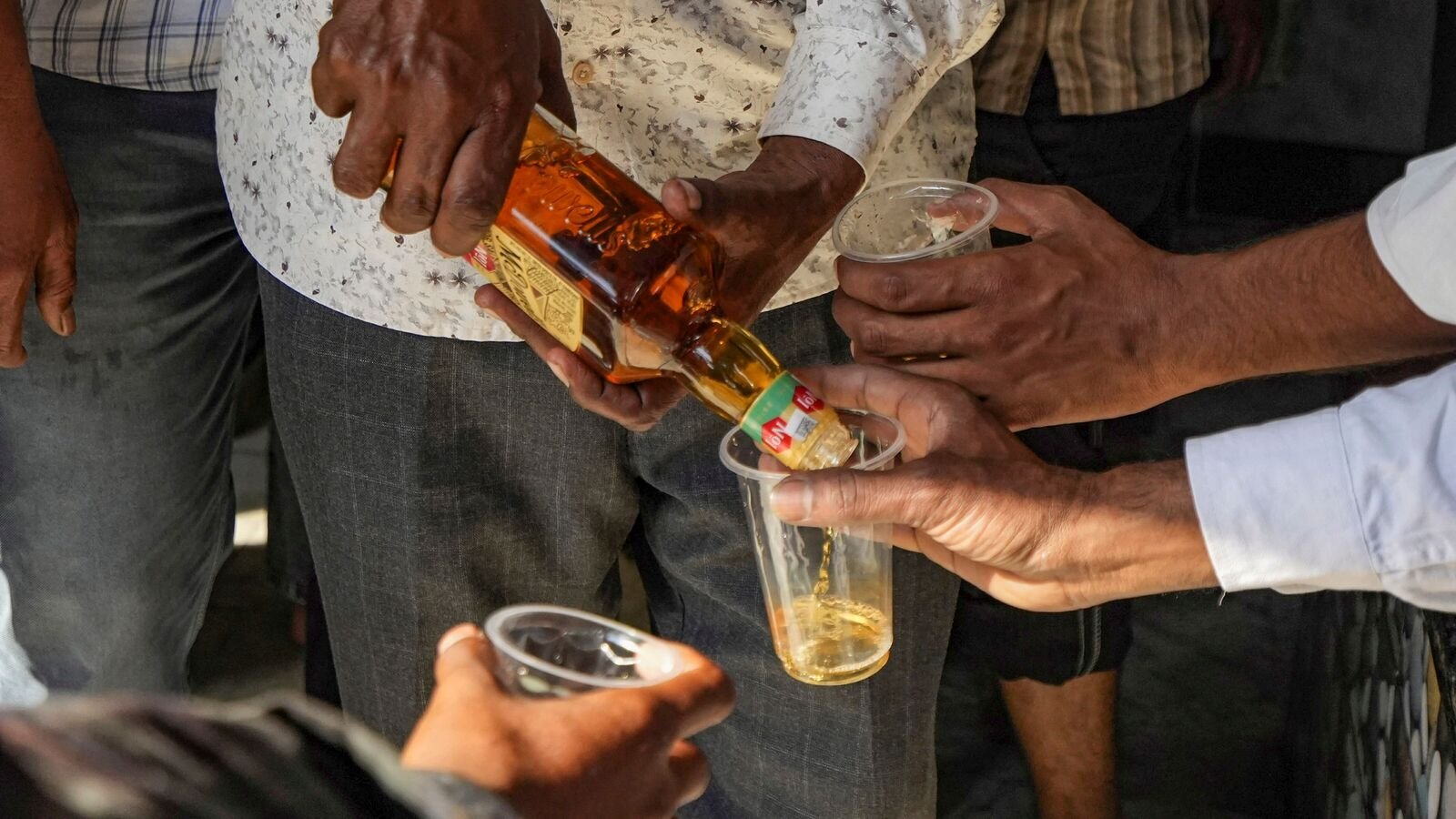 कर्नाटक उत्पाद नीति: शराब लाइसेंस शुल्क वृद्धि 50%तक कम हो गई, नवीकरण की अवधि बढ़ाई गई; नवीनतम दरों की जाँच करें