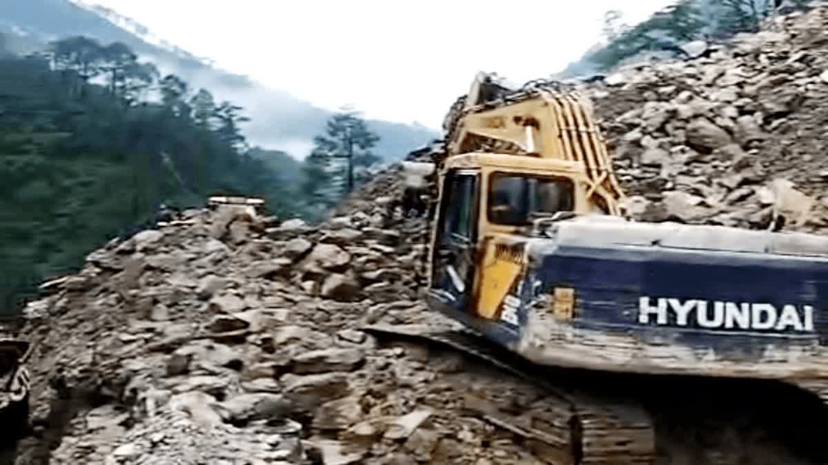 गैंगोट्री और यमुनोट्री राजमार्ग भारी मलबे और बोल्डर के कारण बंद हो गए, यात्रियों की समस्याओं में वृद्धि हुई