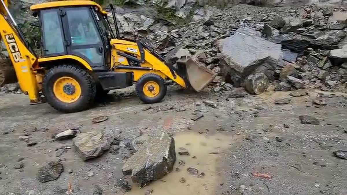 बद्रीनाथ-केदारनाथ राजमार्ग भूस्खलन से बाधित है, प्रशासन तैयार है