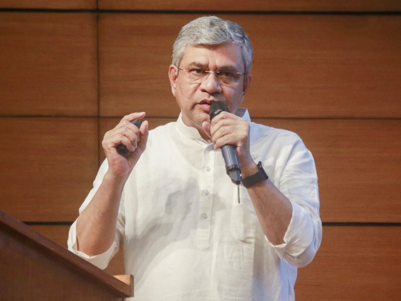 मोबाइल निर्यात FY26 में एक मजबूत वृद्धि दिखाता है, अप्रैल-मई में $ 5.5 बिलियन तक पहुंचता है: मंत्री