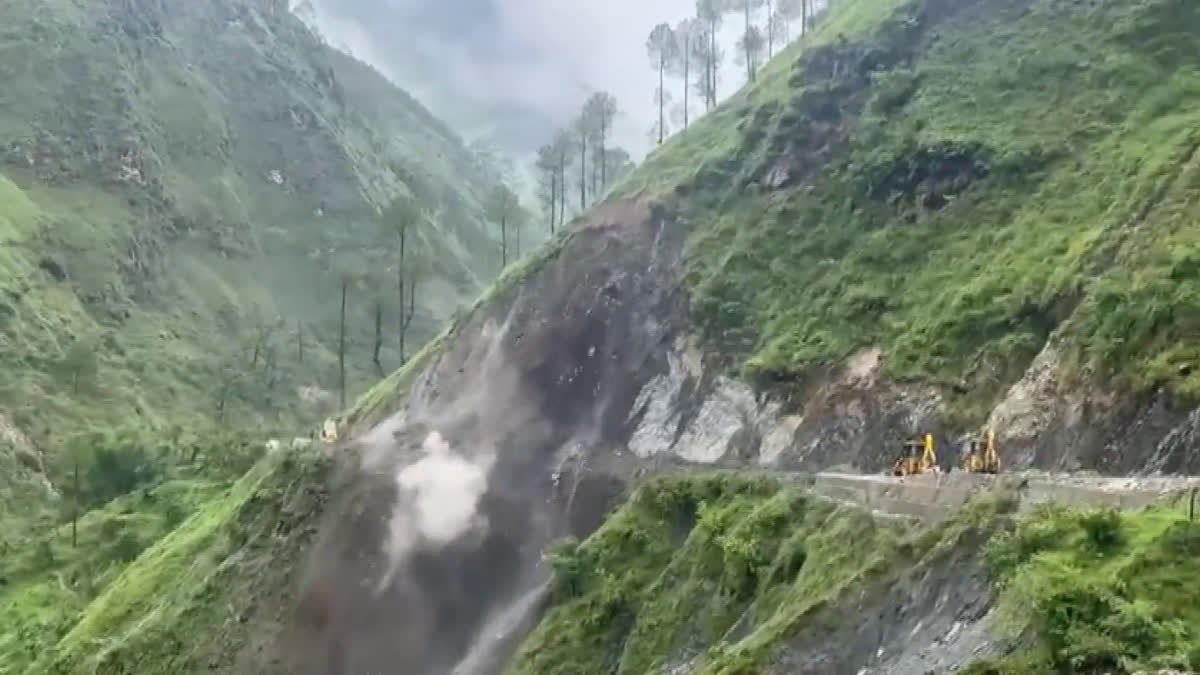 रातोंरात भूस्खलन, सड़कों को खोलने के लिए बागेश्वर में तैनात 50 से अधिक जेसीबी मशीनें