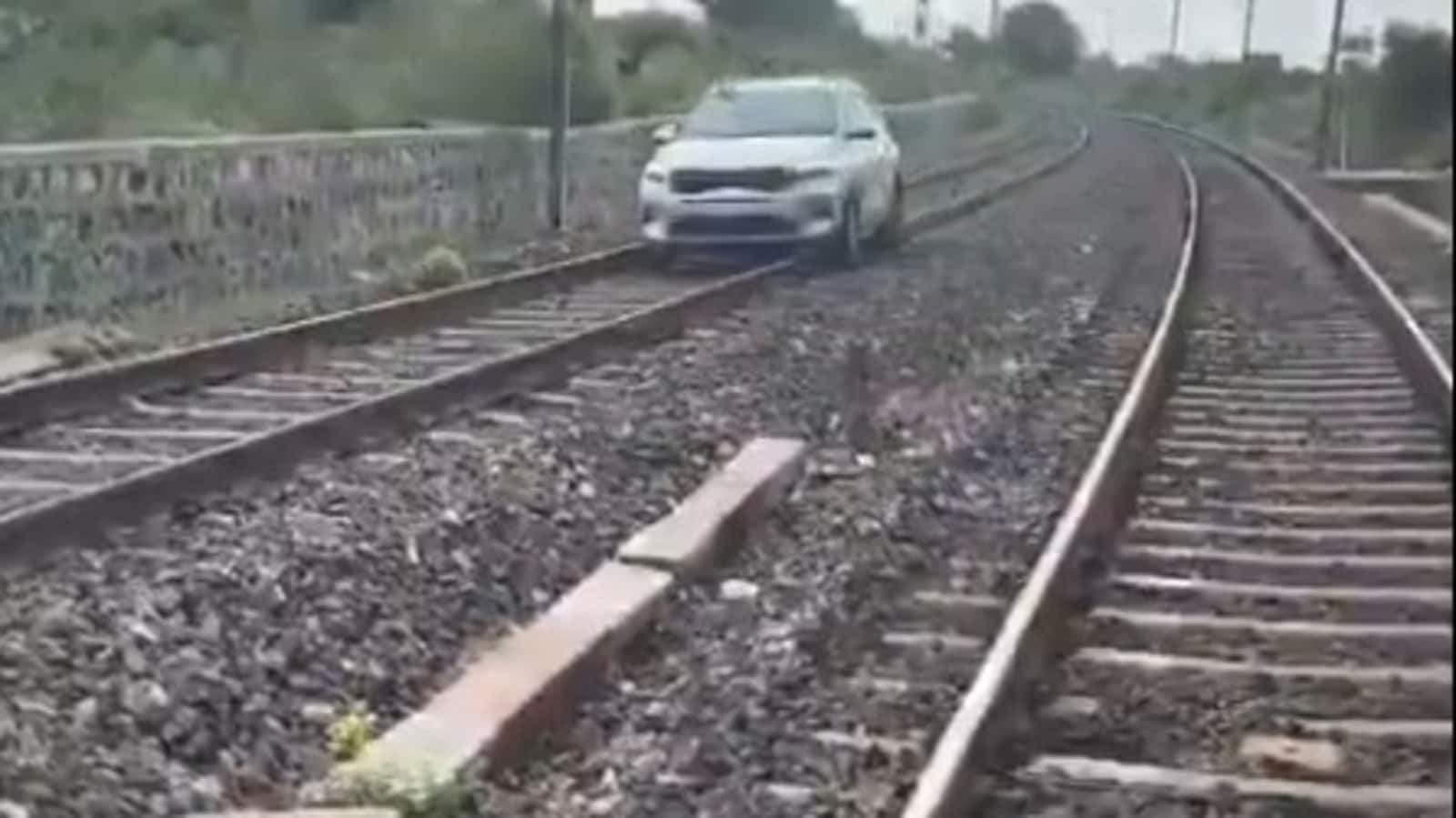 विचित्र! महिला 'अल्कोहल के प्रभाव' के तहत हैदराबाद रेलवे ट्रैक पर कार ड्राइव करती है, कई ट्रेन सेवाएं हिट होती हैं