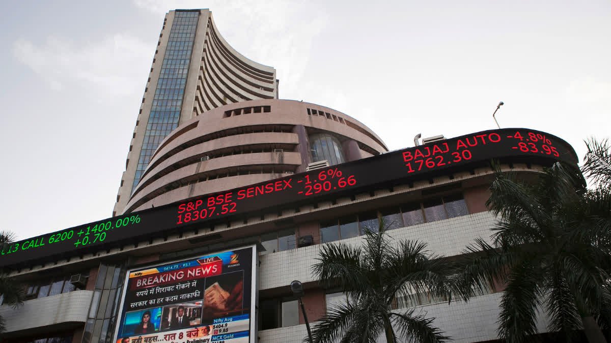 स्टॉक मार्केट सप्ताह के पहले दिन फ्लैट खोला गया, सेंसक्स ने 31 अंक, निफ्टी को 25,661 पर तोड़ दिया