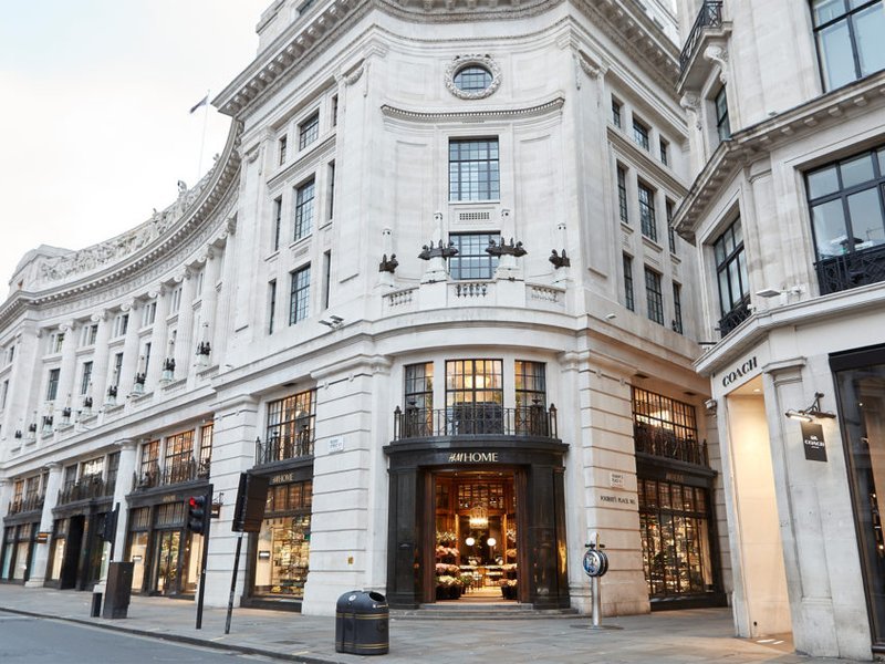 स्थानीय मुद्राओं में वृद्धि के बावजूद एच एंड एम रिपोर्ट तिमाही शुद्ध बिक्री में गिरावट आती है