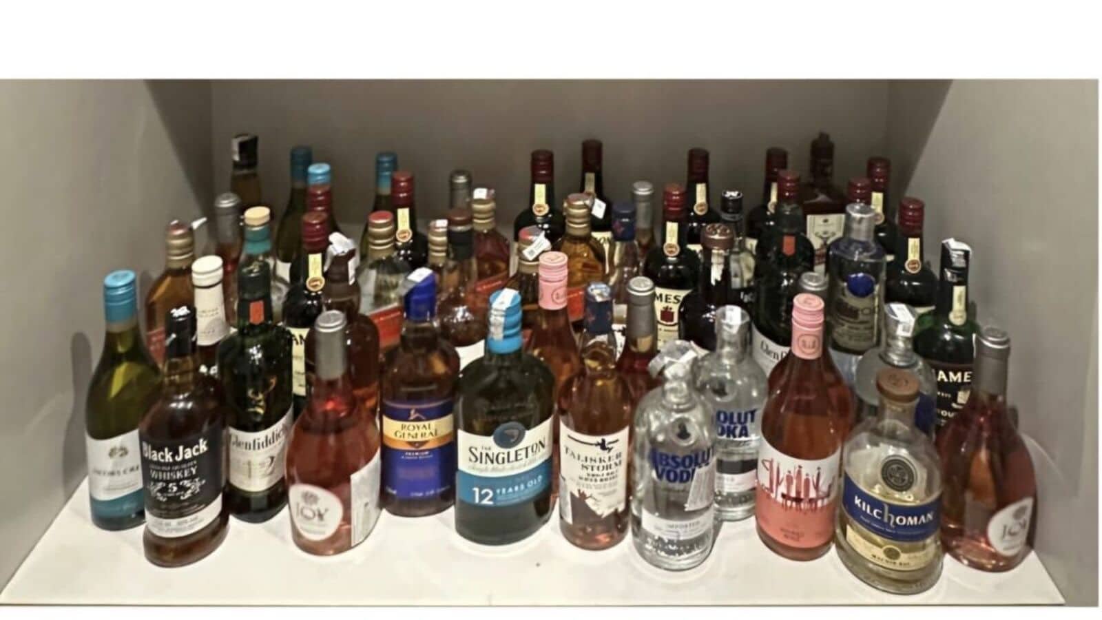 ₹ 32 लाख मूल्य के वाहन, 40 बैंक खाते, 60 शराब की बोतलें: भ्रष्टाचार के मामले में ड्रग ऑफिसर पर एड क्रैकडाउन
