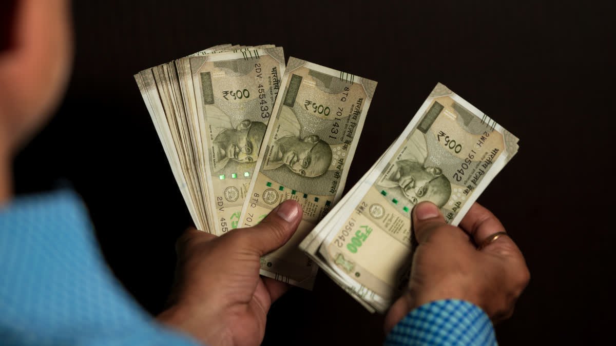 8 वां वेतन आयोग: फिटमेंट कारक क्या है? यह केंद्रीय कर्मचारियों के वेतन में वृद्धि को कैसे प्रभावित कर सकता है?