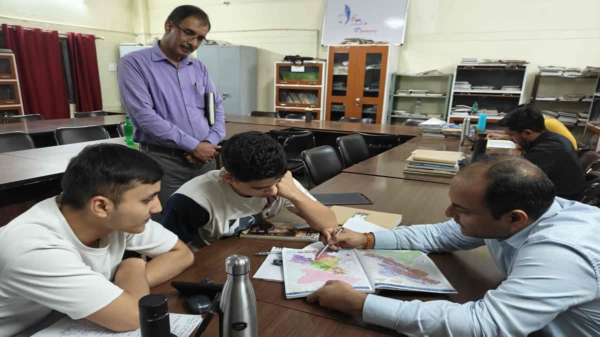 Champawat DM शिक्षक, ट्रिग्नोमेट्री के सिद्धांत और मानचित्र अध्ययन की बारीकियां बन गए
