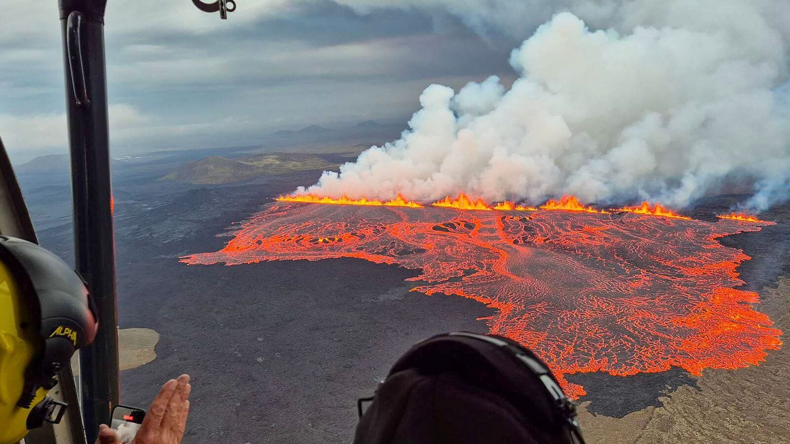 A new volcanic eruption in southwestern Iceland has prompted the evacuation of tourists from the renowned Blue Lagoon geothermal spa and a nearby campsite.