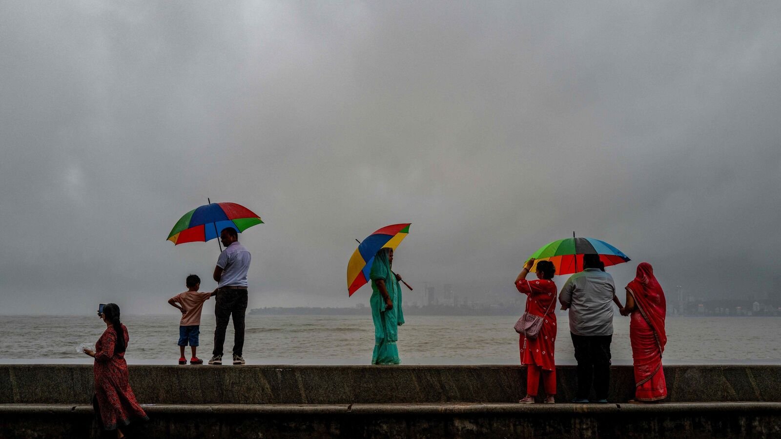 आईएमडी भारी वर्षा की चेतावनी: मुंबई, पुणे में नारंगी चेतावनी; जम्मू में फ्लैश फ्लड चेतावनी | पूर्ण पूर्वानुमान देखें