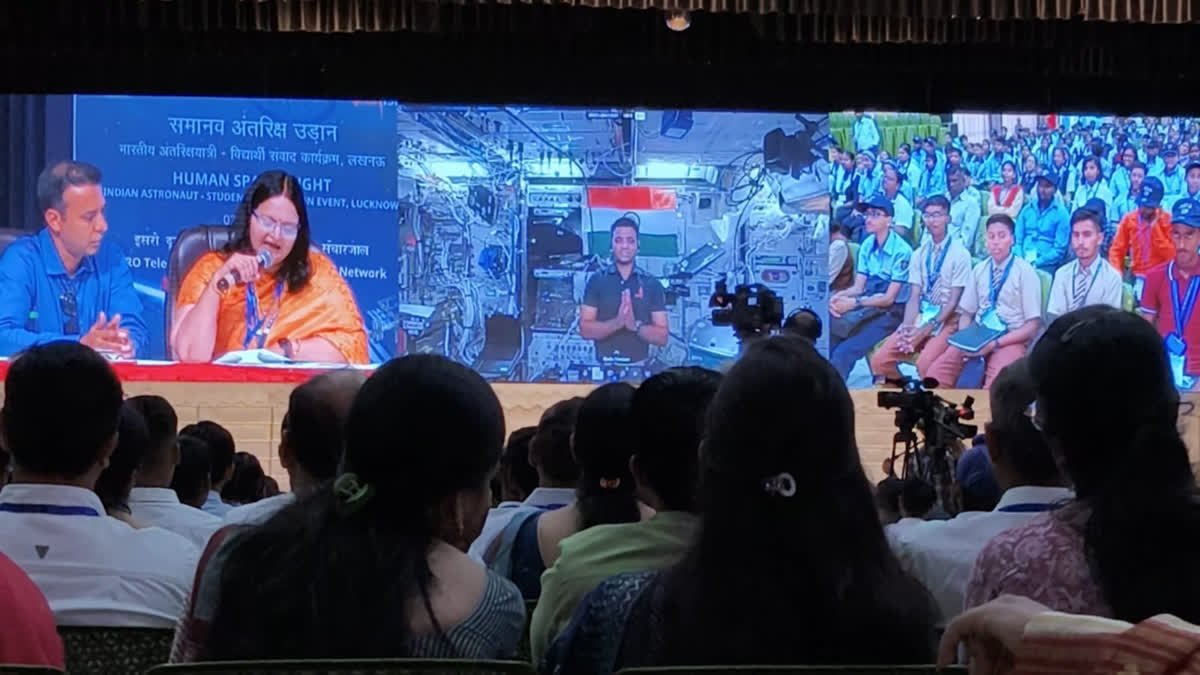 आप अंतरिक्ष में कैसे सोते हैं, आप क्या खाते हैं?