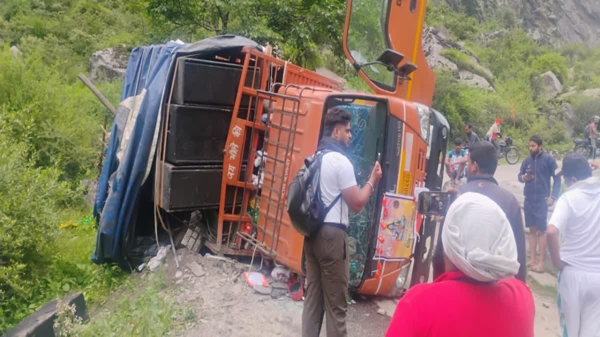 उत्तराखंड में भयंकर सड़क दुर्घटना, अनियंत्रित ट्रक पलट गया, 5 घायल