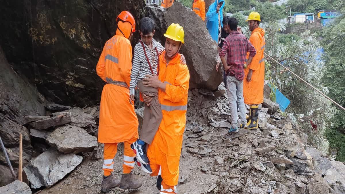 केदारनाथ यात्रा पर ब्रेक, गरीकुंड में पहाड़ी पतन के कारण पैर मार्ग पर चलना, यात्रियों का सुरक्षित बचाव