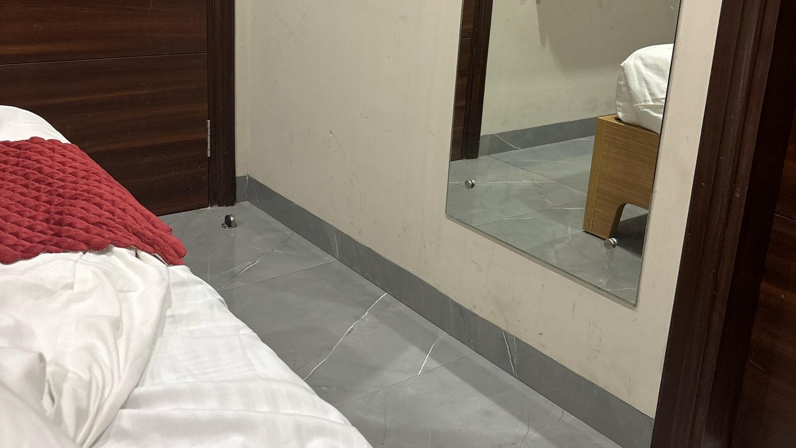 गुरुग्राम आदमी बारिश के घर के बाद होटल के कमरे में रात बिताता है: 'एक समाधान है, और इसे कहा जाता है ...'