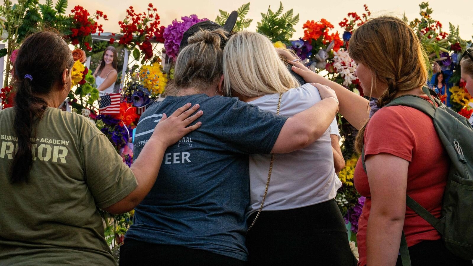 KERRVILLE, TEXAS - JULY 11: Community members gather during a candlelight vigil to honor the lives lost in the flash floods that claimed more than 120 lives on July 11, 2025 in Kerrville, Texas. More than 160 people are still missing after storms cells halted over the area, dumping nearly 15 inches of rain and causing a 22-foot rise along the Guadalupe River.   Brandon Bell/Getty Images/AFP (Photo by Brandon Bell / GETTY IMAGES NORTH AMERICA / Getty Images via AFP)
