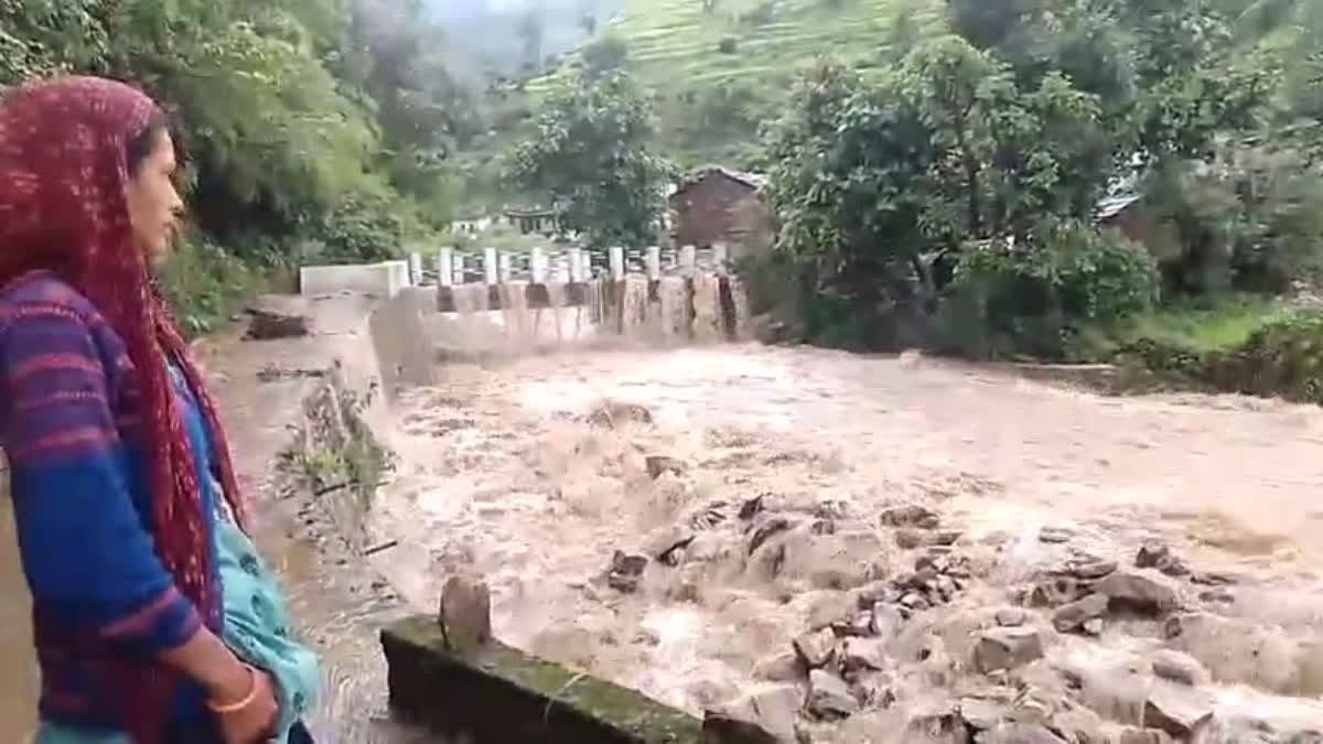 चामोली ओवरफ्लो में भारी बारिश, मोक्ष नदी ने कहर बरपाया, ग्रामीणों ने बच गए और सुरक्षित स्थानों पर शरण ली