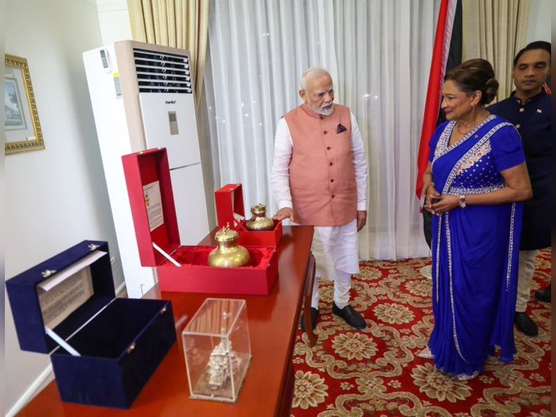 त्रिनिदाद और टोबैगो: पीएम मोदी ने राम मंदिर की प्रतिकृति और प्रधानमंत्री कमला को सरु के पानी की प्रतिकृति प्रस्तुत की