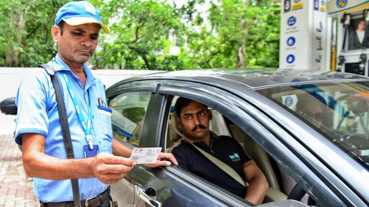दिल्ली में पुराने वाहन मालिकों को राहत, सरकार ने 'ओल्ड एज वाहन के लिए कोई ईंधन नहीं' वापस ले लिया
