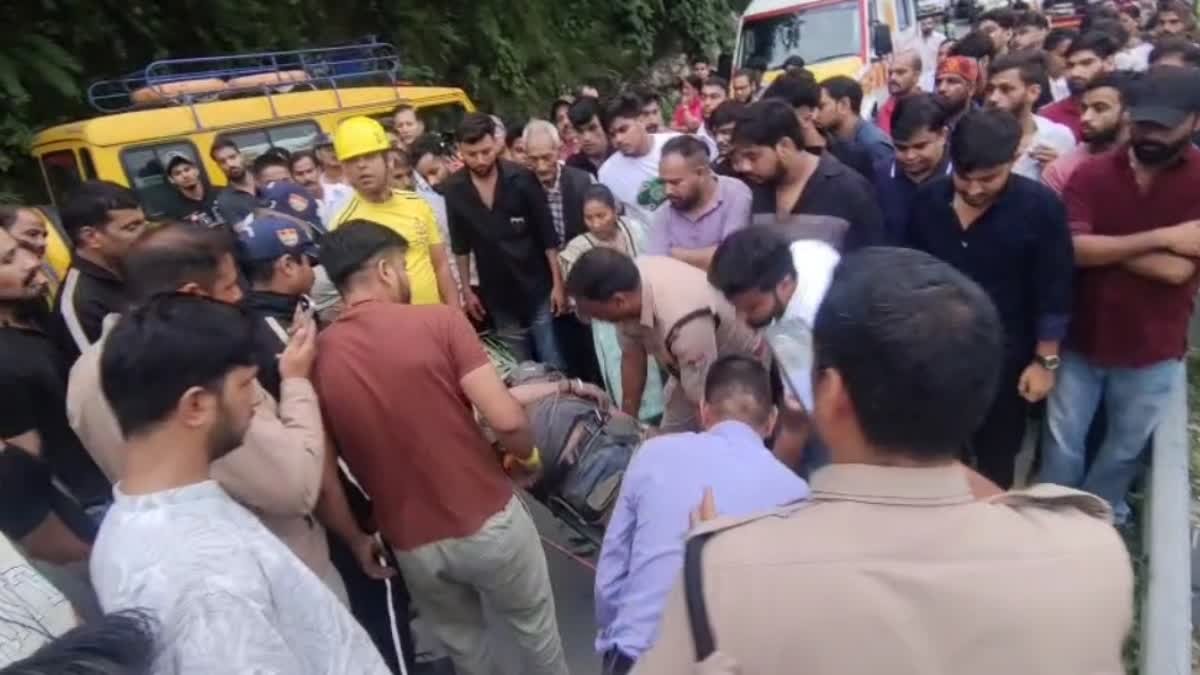 दिल्ली से मुसोरी से मिलने के लिए मुसोरी से मुसौरी के पास आने वाला युवक एक गहरी खाई में गिर गया, गंभीर रूप से घायल हो गया