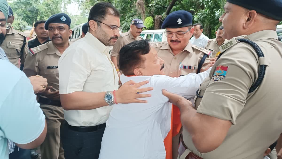 देहरादुन पुलिस ने कांग्रेस के राज्य अध्यक्ष करण महारा को हिरासत में लिया, कारणों को जानें
