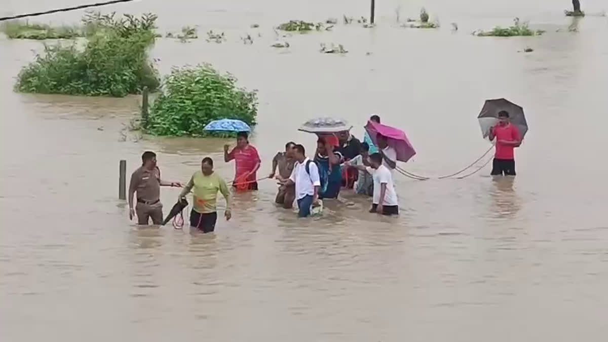 देहरादुन में, आकाश के कारण एक आपदा है, जमीन पर एक हंगामा था, बाढ़ की तरह की स्थिति