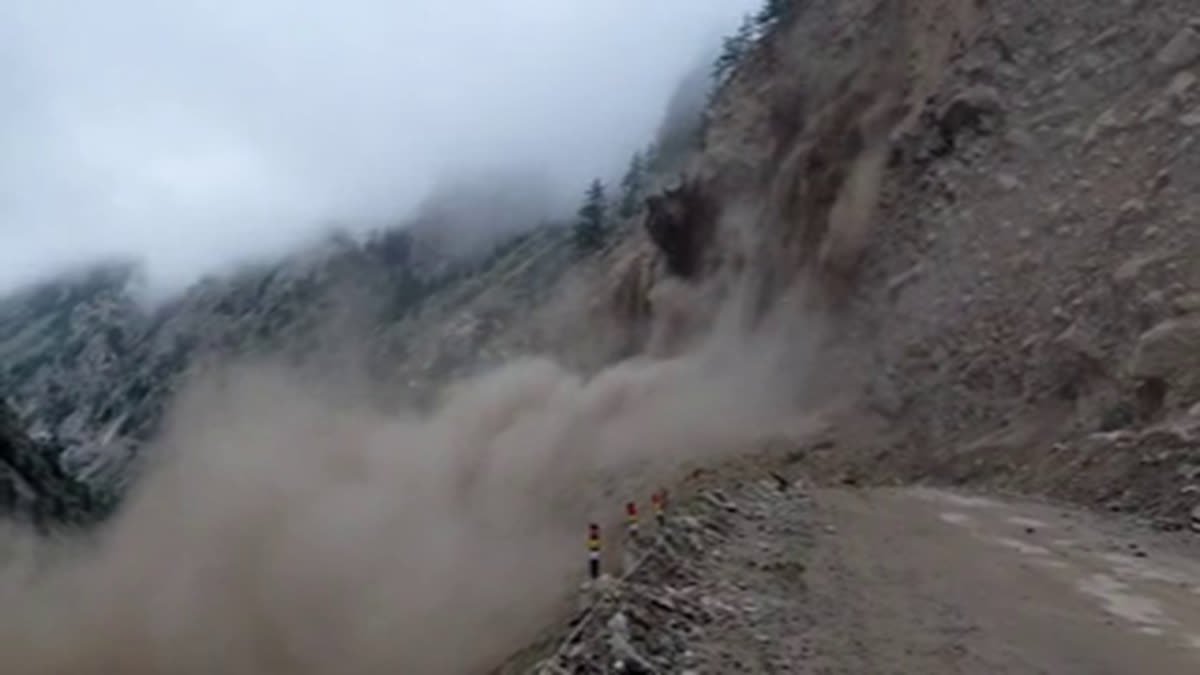 नीति-मालारी राजमार्ग बंद, जो भारत को चीन की सीमा से जोड़ता है, दस मीटर सड़क क्षतिग्रस्त