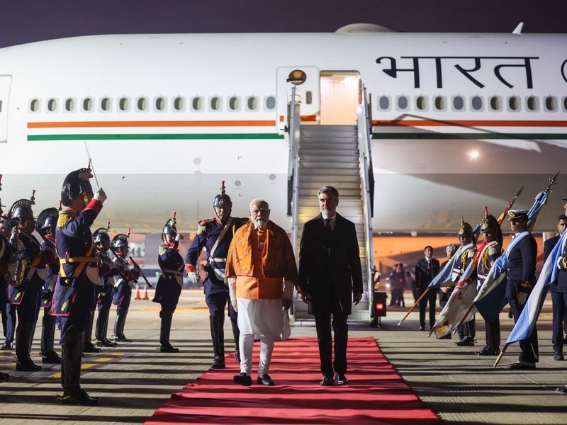 पीएम मोदी 57 वर्षों में एक भारतीय प्रधानमंत्री की पहली द्विपक्षीय यात्रा अर्जेंटीना पहुंची