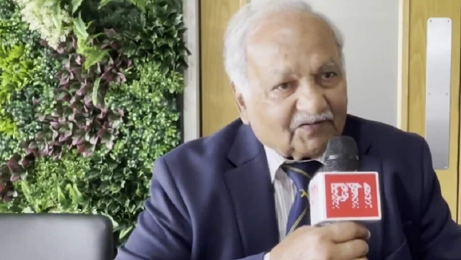 पूर्व-पाकिस्तान के कप्तान मुश्ताक मोहम्मद गुजरात में जुनागढ़ का दौरा करना चाहते हैं। पता है कि क्यों