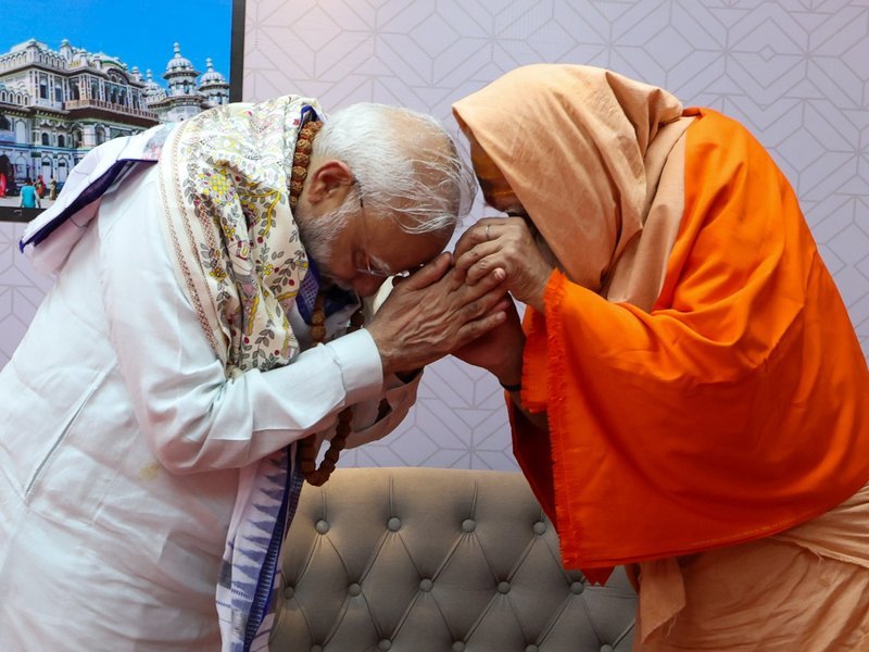 प्रधानमंत्री नरेंद्र मोदी ने मोटिहारी में स्वामी शक्ति शरणन से मुलाकात की, आशीर्वाद लिया