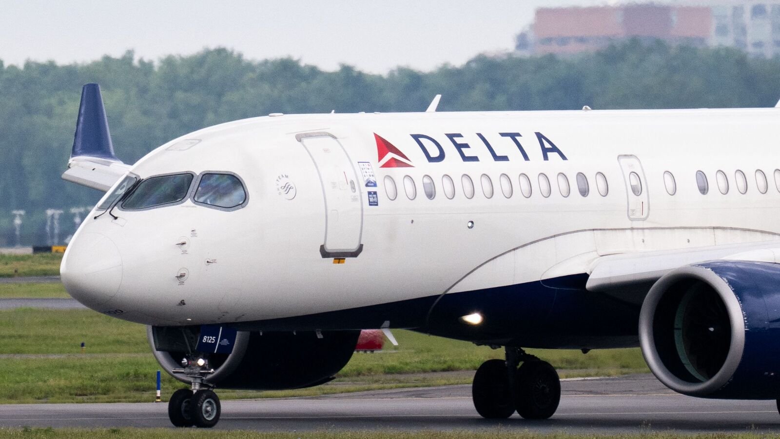 Major plane tragedy averted- Aeromexico plane nearly lands on Delta Air Lines Boeing 737 flight at Mexico City airport