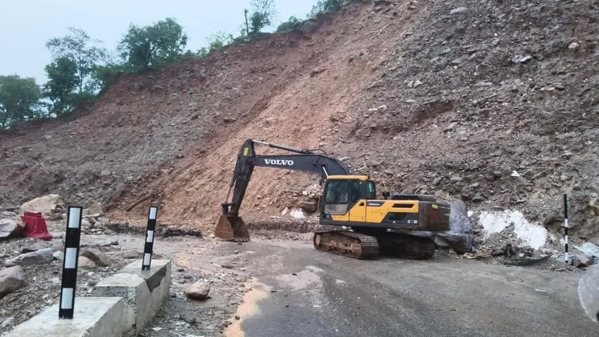 बद्रीनाथ राजमार्ग मलबे के कारण बंद हो गया, कमाड़े में वाहनों की निषिद्ध आंदोलन