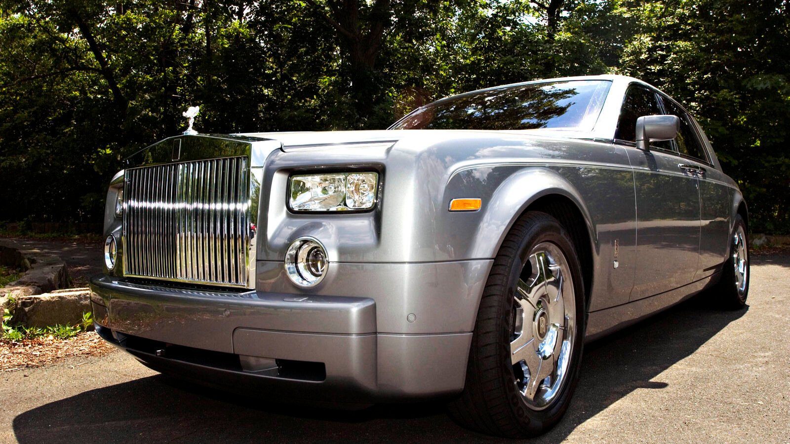 Bollywood twist in Bengaluru? Amitabh Bachchan, Aamir Khan's old Rolls-Royce cars fined  <span class='webrupee'>₹</span>38 Lakhs. Know why