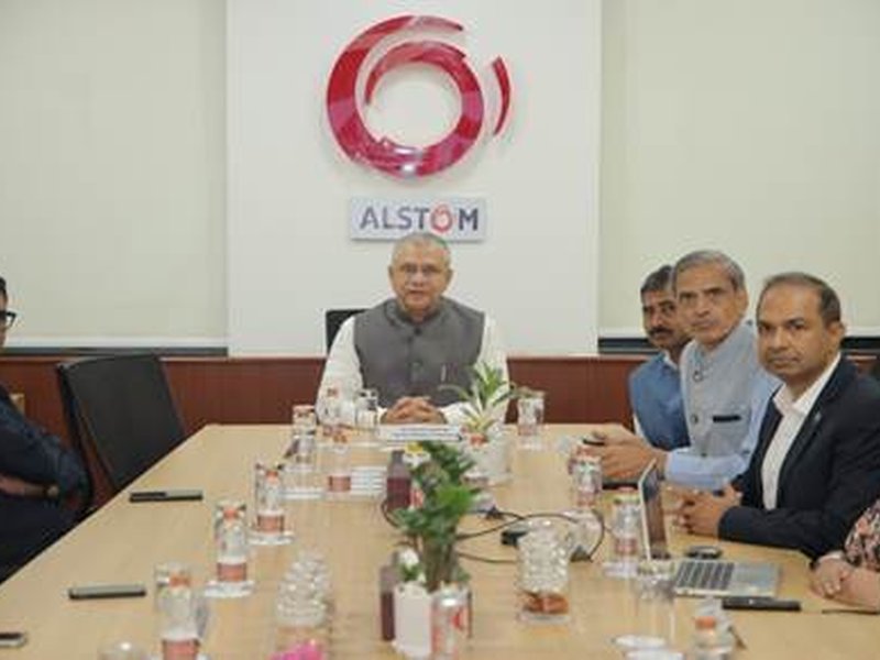 भारत रेलवे बोगियों, कोचों और लोकोमोटिव के एक प्रमुख निर्यातक के रूप में उभर रहा है: वैष्णव