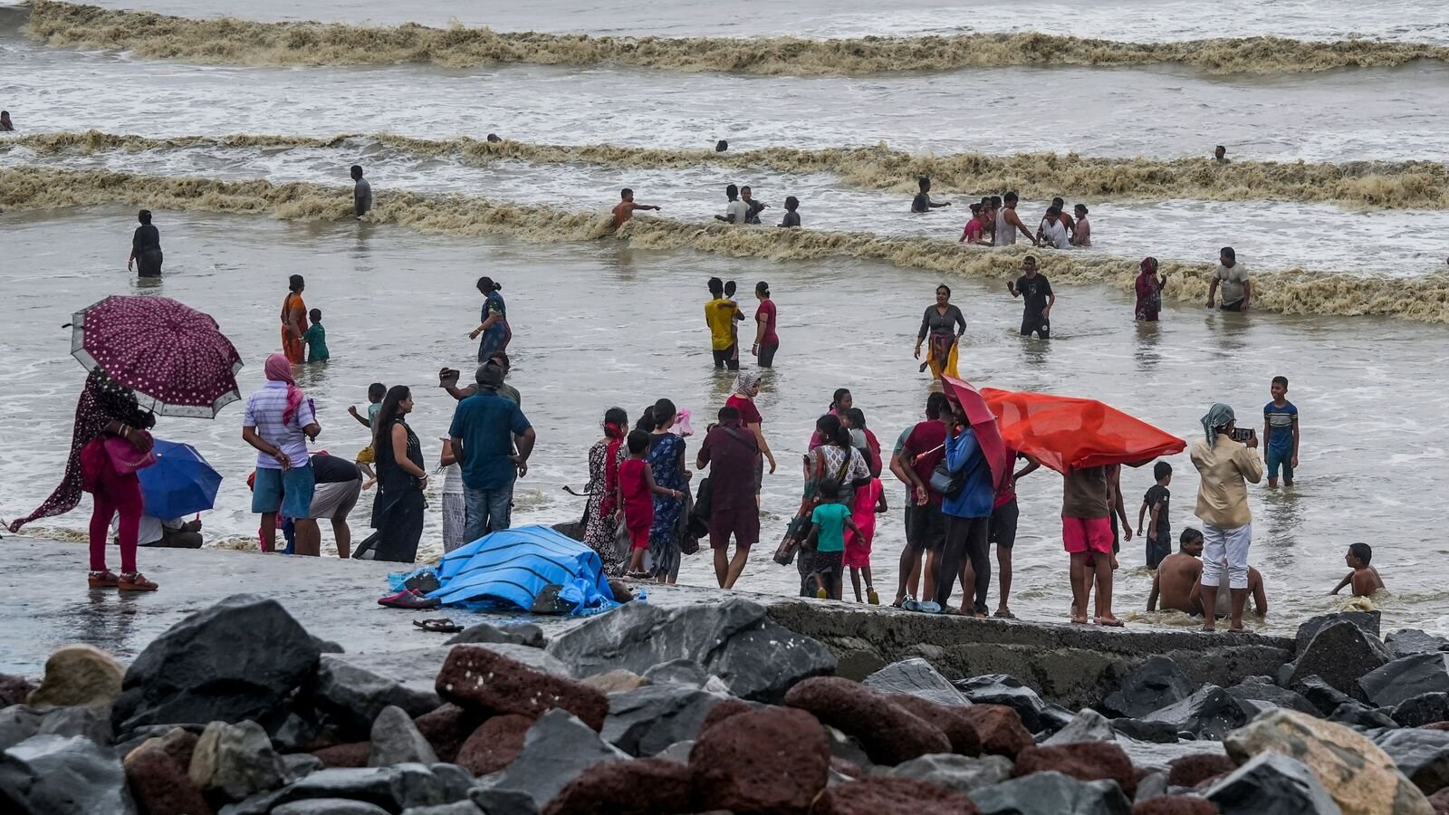 भारी बारिश के बाद सांसद के छत्रपुर में बागेश्वर धाम में तम्बू गिर गया, एक व्यक्ति की मौत हो गई, चार चोट