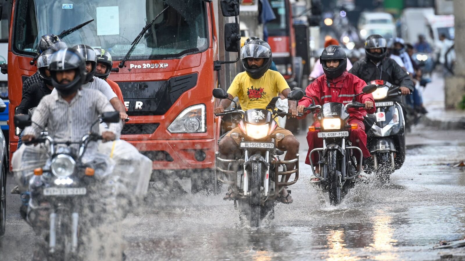 Heavy rains lash several parts of Delhi-NCR, IMD issues 'yellow alert'