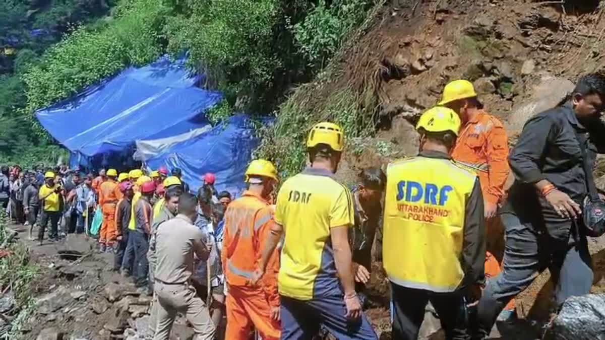 भूस्खलन के कारण गरीकुंड में केदारनाथ यात्रा मार्ग बाधित हुआ, वर्तमान में यात्रा बंद हो गई