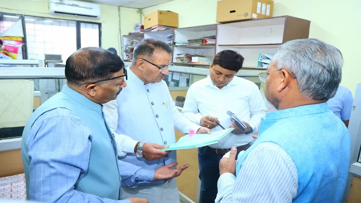 मंत्री ने उपनाल मुख्यालय, कर्मचारियों के फूला हुआ हाथ, कारण जानते हैं