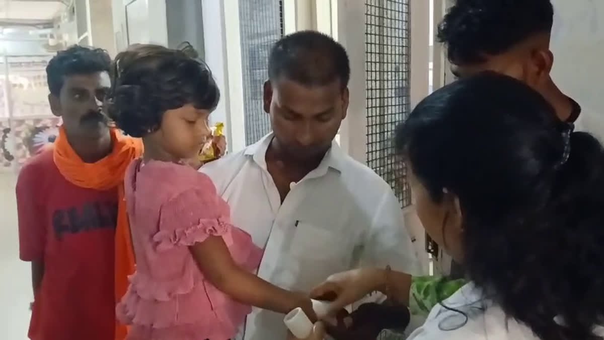 मनसा देवी ने एक भगदड़ में पिता और बेटी को कुचल दिया और आगे आ गया