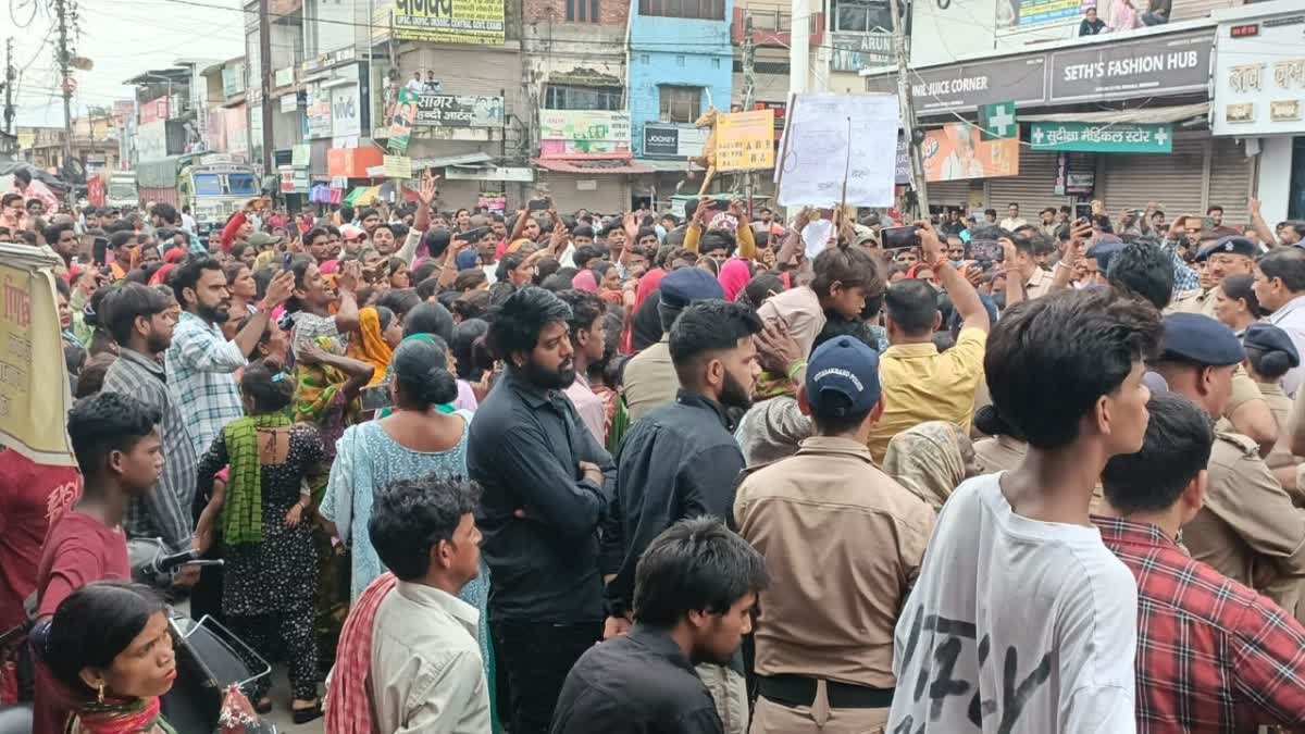 मामूली मौत का मामला: लोग डोवाला में अभियुक्तों की गिरफ्तारी की मांग करते हुए सड़क पर उतरे, जाम हो गए