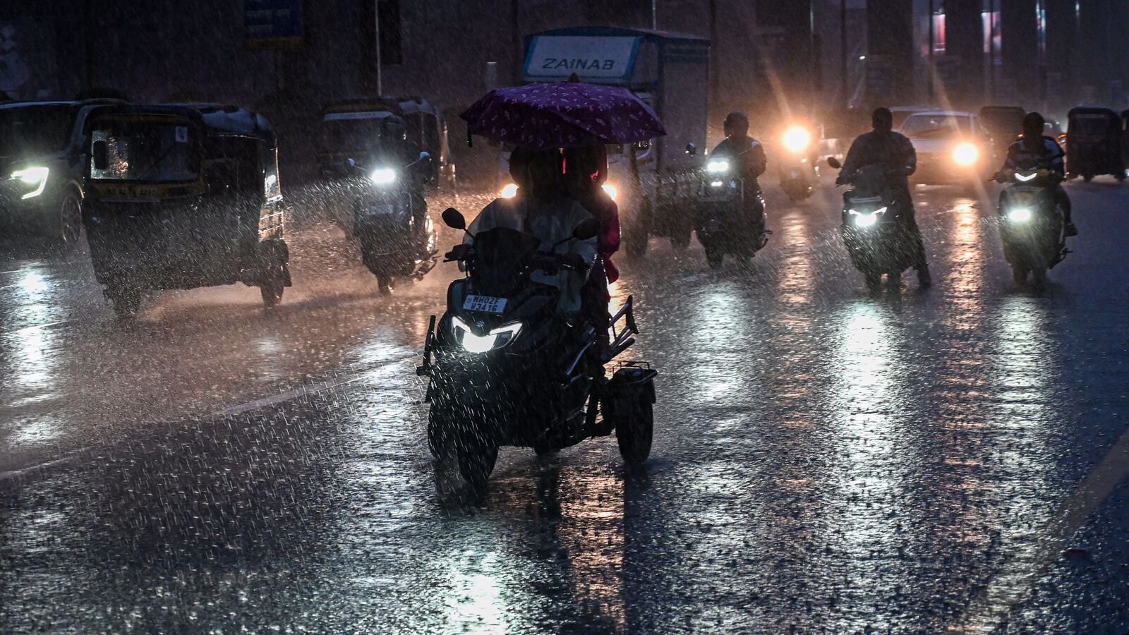 Mumbai Rains: Mumbai's Western suburbs experienced heavy rain on Monday. The Indian Meteorological Department issued a nowcast warning of moderate to heavy rain in Mumbai and surrounding districts