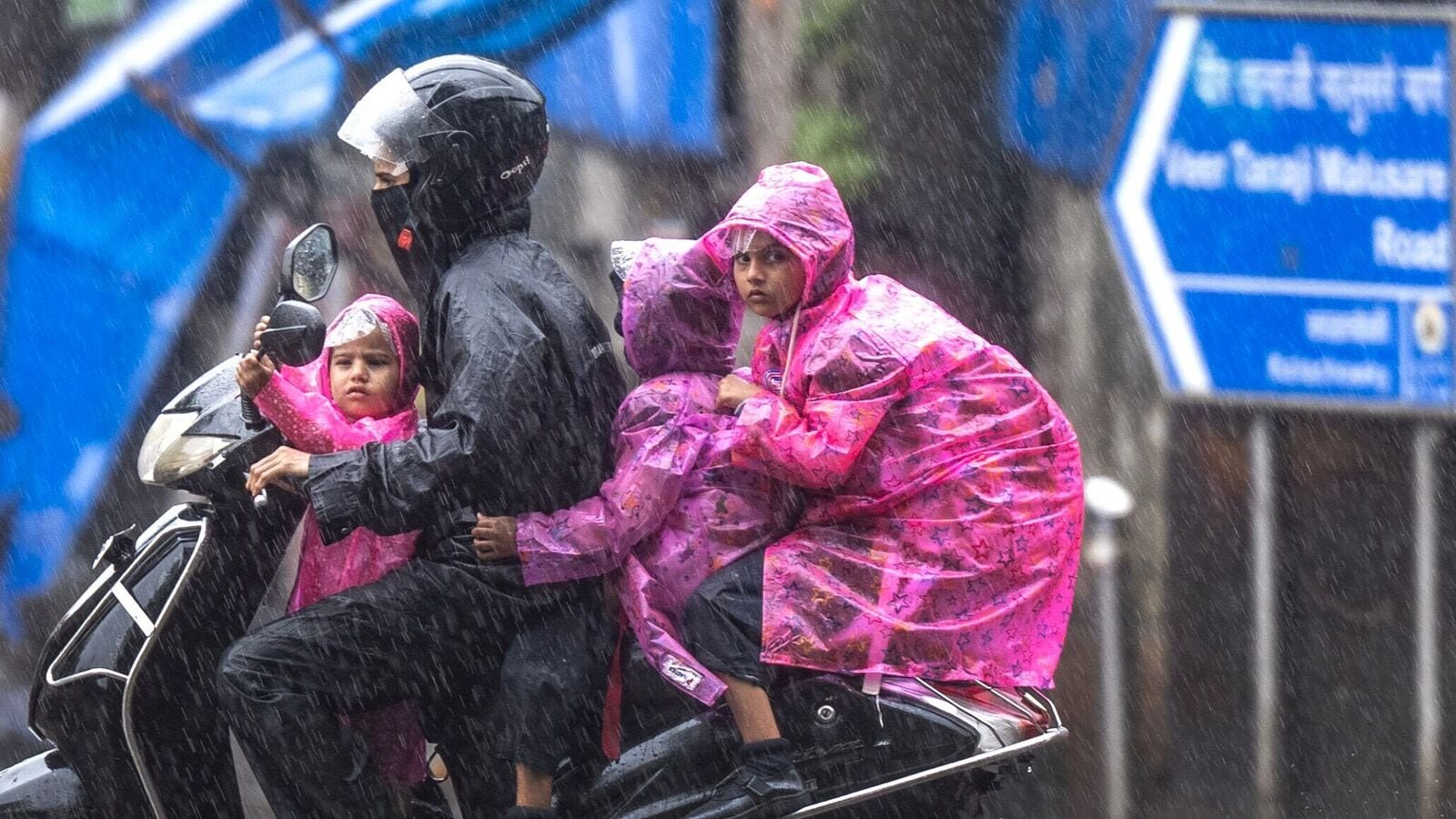 Mumbai, India - July 02, 2025: People going through the rain at Cotton Green in Mumbai, India, on Wednesday, July 02, 2025.  (Photo by Satish Bate/ Hindustan Times)