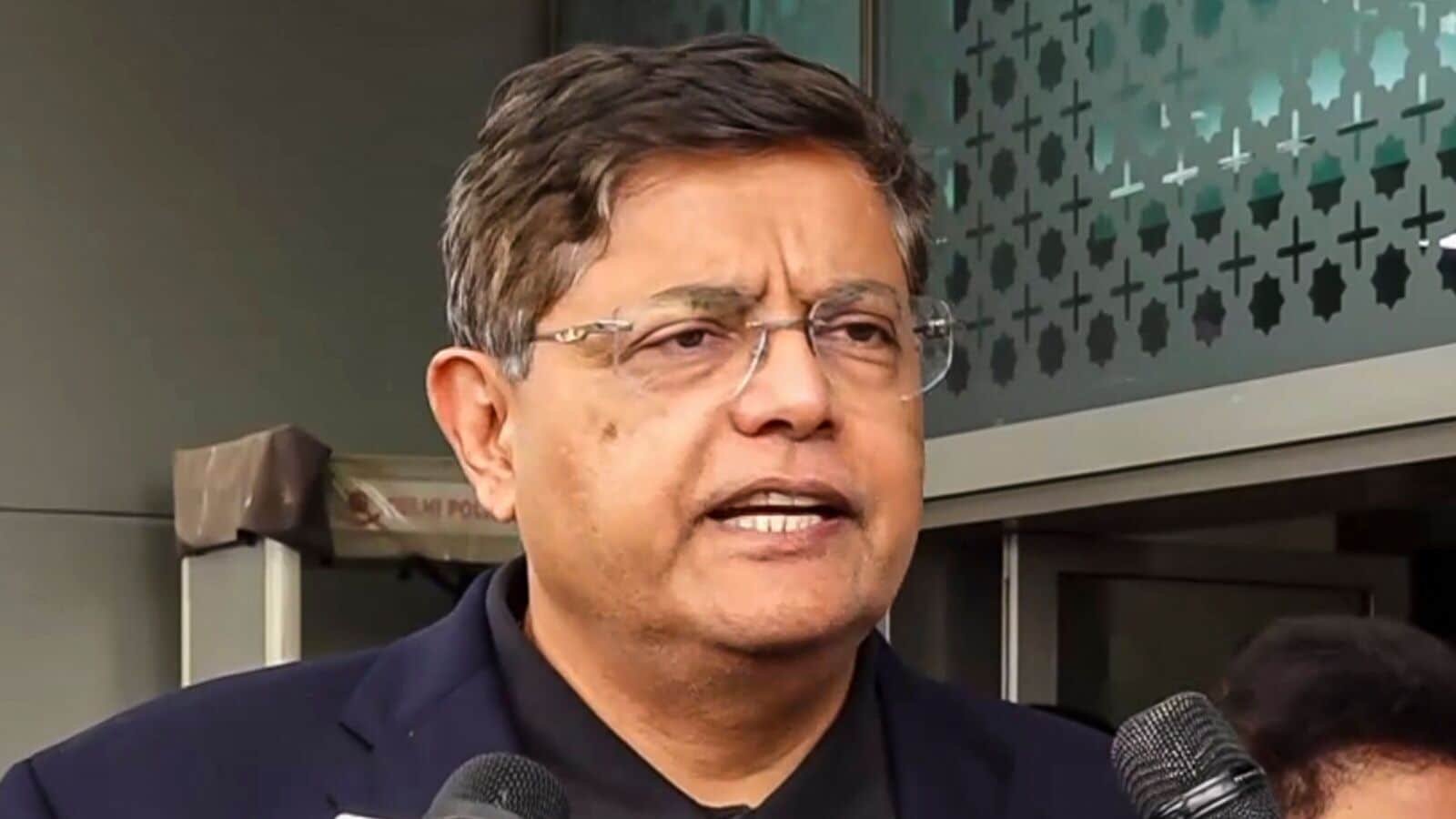 यह भविष्य में सुधारों की सहायता के लिए, बड़े पैमाने पर मुकदमेबाजी को काटने के लिए सरलीकरण करता है: बजयंत पांडा