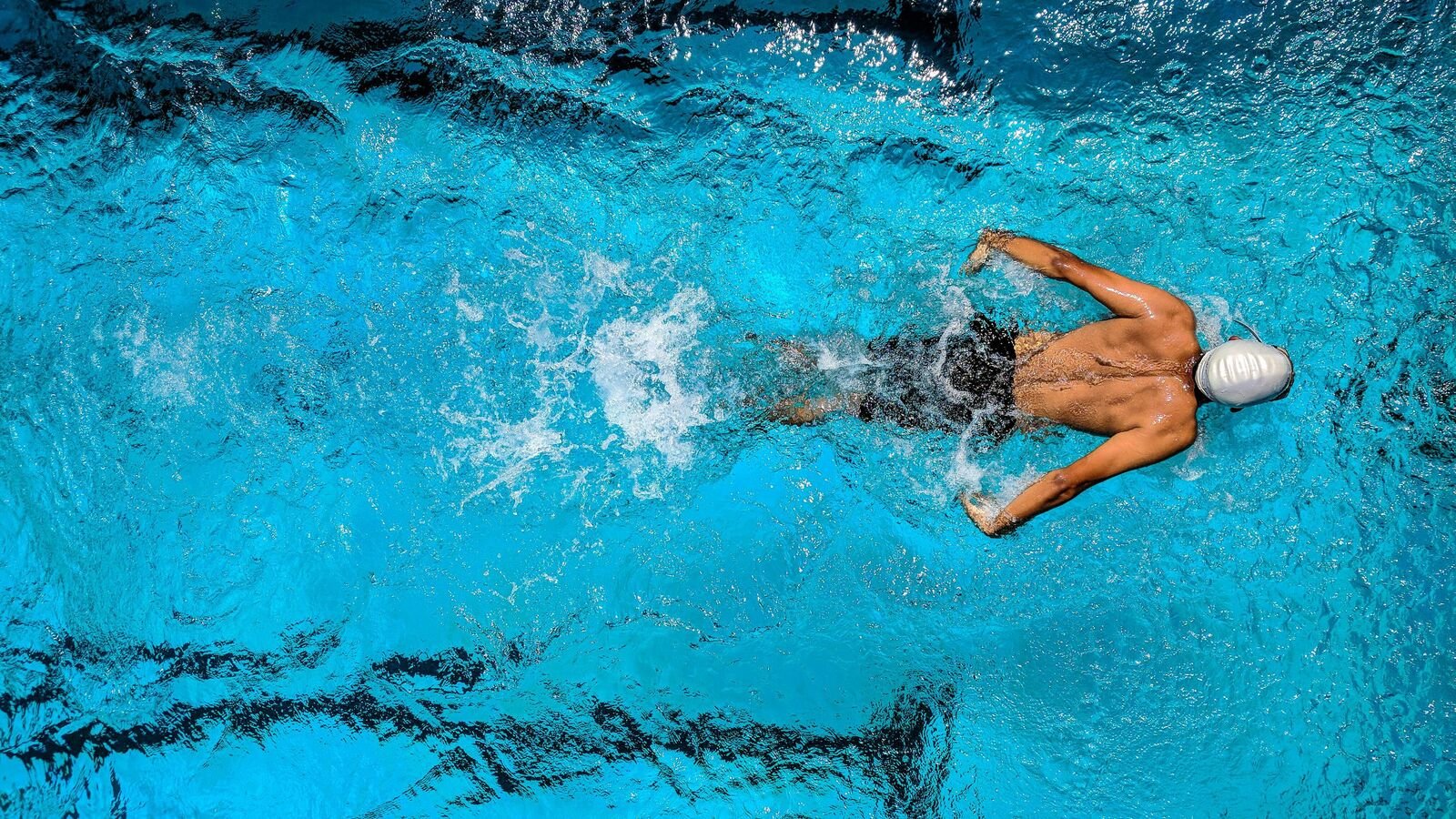 Teenage swimming coach goes viral for his looks; social media reacts, ‘Does he teach moms too?’