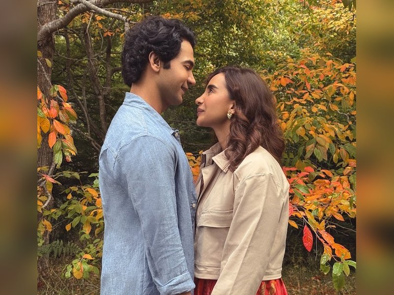 राजकुमार राव ने पत्नी पतीलेखा के साथ न्यूजीलैंड घूमते हुए, शरद ऋतु के मौसम के दौरान रोमांटिक मुद्रा दी
