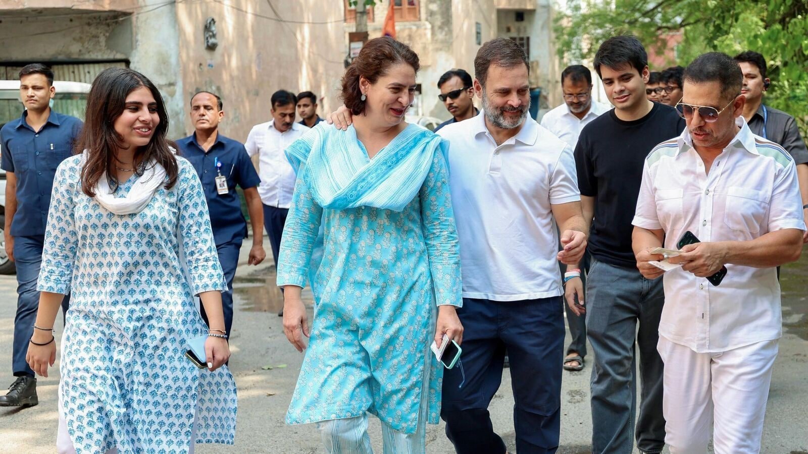 राहुल गांधी ने रॉबर्ट वाड्रा -'10 -योयर विच हंट कॉन्टिनस के खिलाफ एड चार्जशीट को स्लैम दिया '