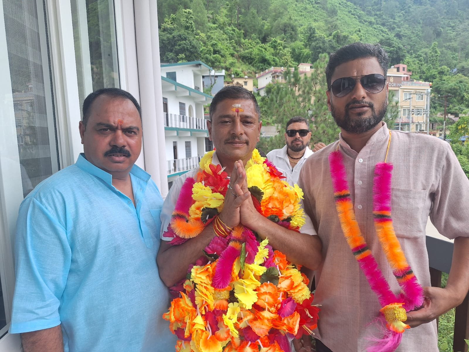 विद्रोही कार्यकर्ताओं ने ज़िला पंचायत सीट के लिए नामांकन किया