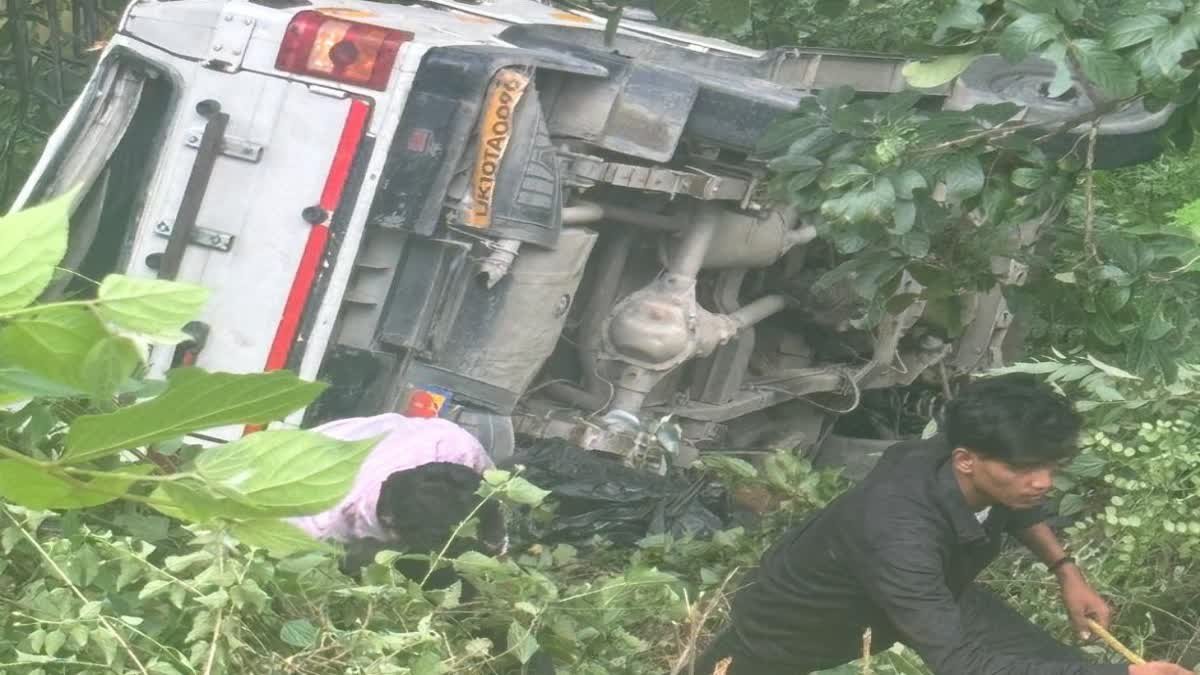 रुद्रप्रायग में, यात्रियों से भरा मैक्स वाहन एक खाई में गिर गया, भक्त केदारनाथ की यात्रा के लिए लौट रहे थे