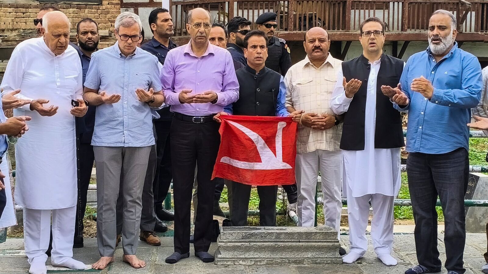 Watch Viral Video: : Jammu and Kashmir Chief Minister Omar Abdullah, National Conference (JKNC) chief Farooq Abdullah and others pay tribute to July 13 martyrs at Naqshband Sahib graveyard in Old City of Srinagar, Monday, July 14, 2025. A day after being locked indoors, J-K CM and other JKNC leaders on Monday slipped through security barricades to pay tributes at the graveyard. (PTI Photo/S Irfan) (PTI07_14_2025_000114B)