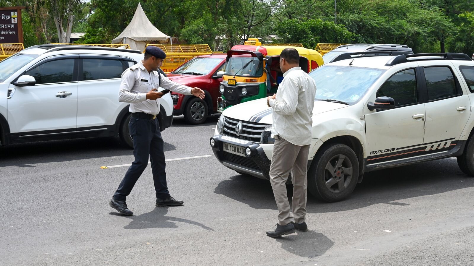 Noida, India- July 01, 2025:As part of the drive to seize old vehicles at the Noida-Delhi border, the traffic police on Tuesday carried out an enforcement drive to check end-of-life vehicles (ELVs) vehicles entering Noida from Delhi at Chilla border, in Noida, India, on Tuesday, July 01, 2025. (Photo by Sunil Ghosh / Hindustan Times)