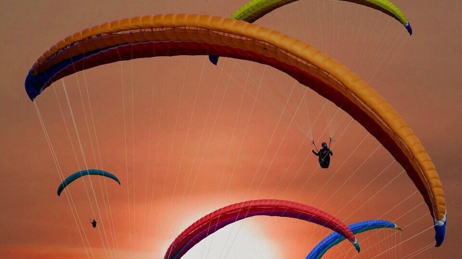 Gujarat tourist dies in  paragliding crash in Himachal Pradesh